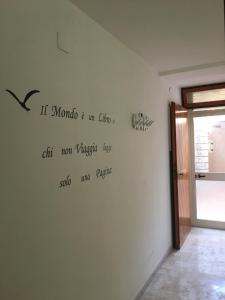 um quarto com uma parede com escrita na parede em A Casa di Luca em Gallipoli