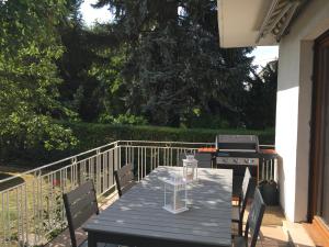 - une table de pique-nique avec un grill sur une terrasse dans l'établissement Appartement Orana, à Oberhausbergen