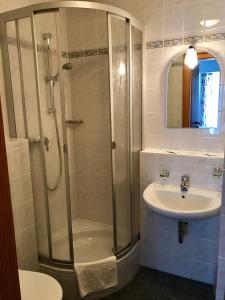 W łazience znajduje się prysznic i umywalka. w obiekcie Hotel Ratskeller w mieście Zell an der Mosel