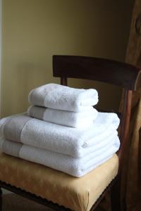 Katil atau katil-katil dalam bilik di West Knole House Somerset +37 gambar