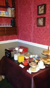 Une table avec un paquet de nourriture. dans l'établissement Warwick Lodge, à Carlisle