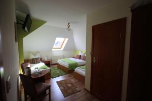 Postel nebo postele na pokoji v ubytování Blekitna Laguna Pobierowo