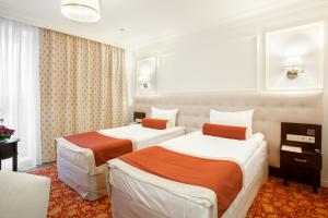 Un pat sau paturi într-o cameră la Business Hotel Continental