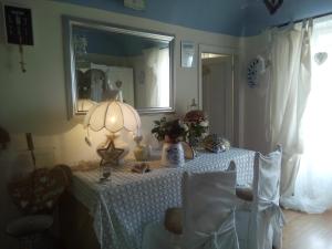 a room with a table with a lamp and a mirror at Lunartista in Varazze