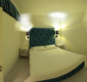 Кровать или кровати в номере Lotos for You Apartments 2, RED PIANO