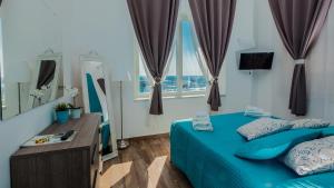 TV a/nebo společenská místnost v ubytování MarLove Sea View Only Rooms Spiaggia Privata