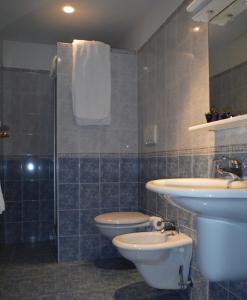 a bathroom with a sink and a toilet and a shower at Hotel Villa Flora in Bogliasco