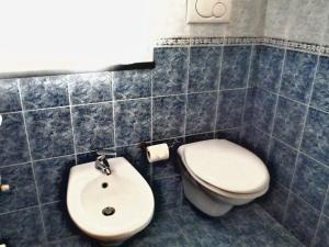 a bathroom with a toilet and a sink at Hotel Villa Flora in Bogliasco