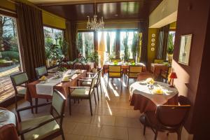 A restaurant or other place to eat at Lindenhof Hotel Tepe