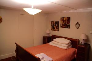 カルカソンヌにあるLa Gaffeのベッドルーム1室(ランプ2つ、照明付)