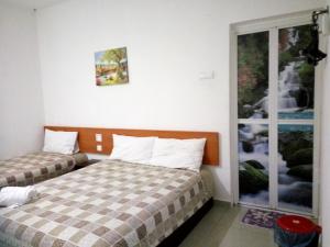 En eller flere senger på et rom på Aloha Hotel