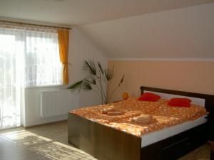 A bed or beds in a room at Pivnička pod Čachtickým hradom