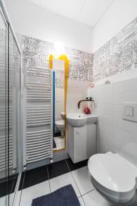 ブダペストにあるKazinczy At Szimpla Apartmentのバスルーム(トイレ、洗面台付)