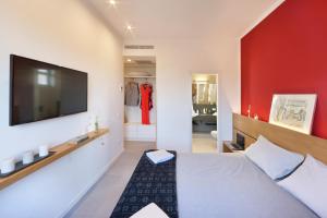 เตียงในห้องที่ Orsola Sorrento sea & sun