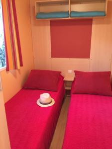 Postel nebo postele na pokoji v ubytování Camping les Orangers