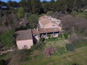 an aerial view of a house on a hill at le Mas du Pin Vert in Aubagne