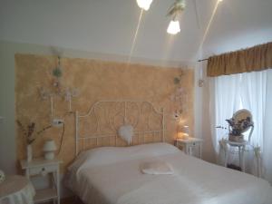 a bedroom with a bed with a white bedspread at Lunartista in Varazze