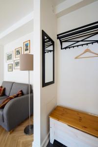 uma sala de estar com um sofá e um espelho em Vana-Posti Apartment em Talin