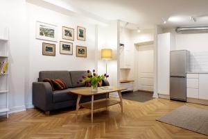 una sala de estar con un sofá y una mesa en Vana-Posti Apartment, en Tallin