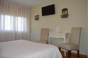 A television and/or entertainment centre at Hotel el Pinar