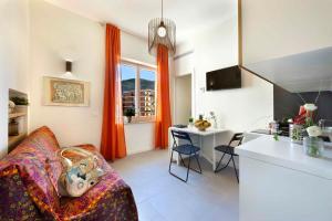 ソレントにあるOrsola Sorrento sea & sunのリビングルーム(ソファ、テーブル付)、キッチンが備わります。