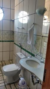 a bathroom with a toilet and a sink at Pousada Florada na Serra in Serra do Cipo