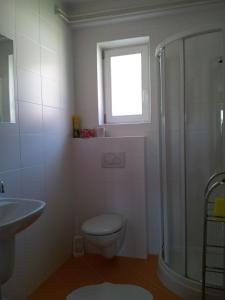 La salle de bains est pourvue de toilettes, d'un lavabo et d'une fenêtre. dans l'établissement Pension Siesta, à Třeboň