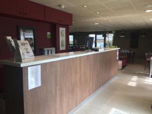 a bar in a restaurant with a counter top at Campanile Nantes ~ Saint-Herblain in Saint-Herblain