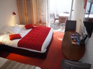 Postel nebo postele na pokoji v ubytování Hotel Du Croisé