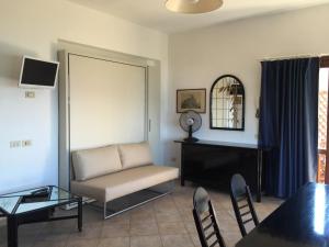a living room with a couch and a table at Le Ghiaie Relax in Portoferraio