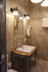 un baño con lavabo y espejo en Leather Lane, en Tiflis 30 fotos más