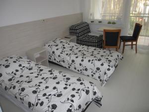 Łóżko lub łóżka w pokoju w obiekcie Apartament Szachownica