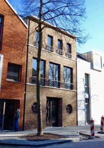 una persona in piedi di fronte a un edificio di mattoni di Arthouse Dordrecht a Dordrecht