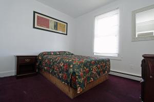 A bed or beds in a room at Shore Beach Houses - 119 F Franklin Avenue