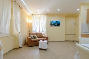 un salon avec un canapé et une chaise dans l'établissement Apartments Pile Marina, à Dubrovnik