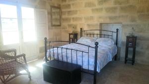 1 dormitorio con 1 cama, 2 sillas y ventana en Citadel View Farmhouse en Victoria