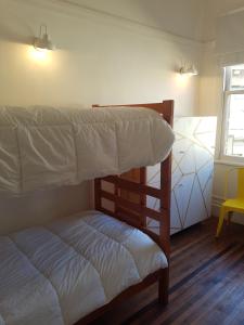 Postel nebo postele na pokoji v ubytování NOT FOUND Hostel