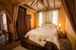 a bedroom with a large bed in a room at Hacienda Flamingo in Villa de Leyva