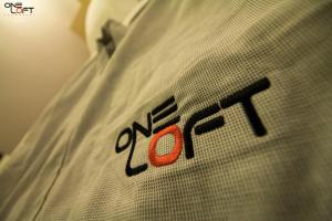 Giường trong phòng chung tại OneLoft Hotel