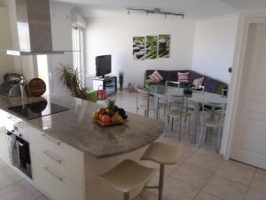 Kuchyň nebo kuchyňský kout v ubytování Appartement Les Alizés