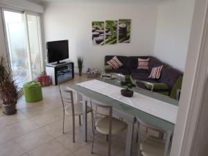 TV a/nebo společenská místnost v ubytování Appartement Les Alizés