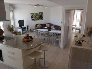 Kuchyň nebo kuchyňský kout v ubytování Appartement Les Alizés