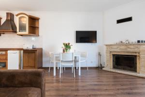 Televízia a/alebo spoločenská miestnosť v ubytovaní Jantar Apartamenty - Penthouse Sea View Morska