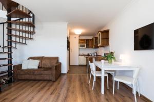 Kuchyňa alebo kuchynka v ubytovaní Jantar Apartamenty - Penthouse Sea View Morska + 16 fotografií