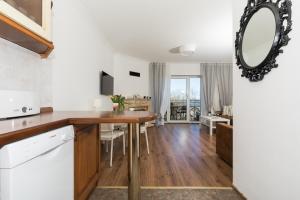 Kuchyňa alebo kuchynka v ubytovaní Jantar Apartamenty - Penthouse Sea View Morska