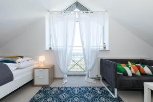 コウォブジェクにあるJantar Apartamenty - Penthouse Sea View Morskaのベッドルーム(ベッド1台、窓付)