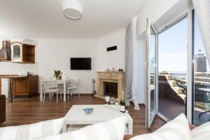 Televízia a/alebo spoločenská miestnosť v ubytovaní Jantar Apartamenty - Penthouse Sea View Morska