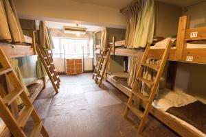 Palanda nebo palandy na pokoji v ubytování Hostel Q