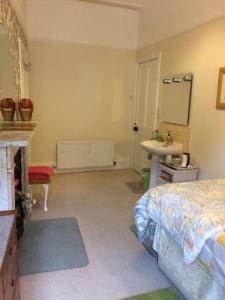 een slaapkamer met een bed en een wastafel bij Riverside Guest House in Morpeth