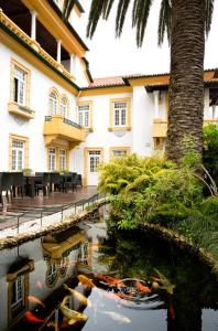 a view of the courtyard of a building at Veneza Hotel in Aveiro